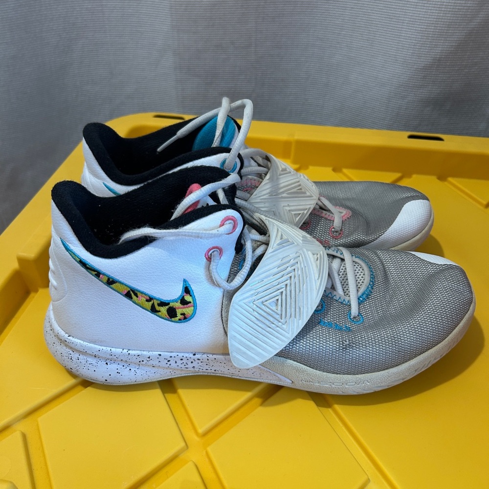 Nike Kyrie Flytrap 3 South Beach Basketball Shoes - size 11 - Picture 3 of 6